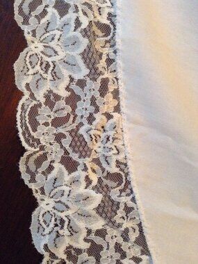 Vintage Mid-Century Oval Tablecloth With Lace Trim White Cotton 65 X 91